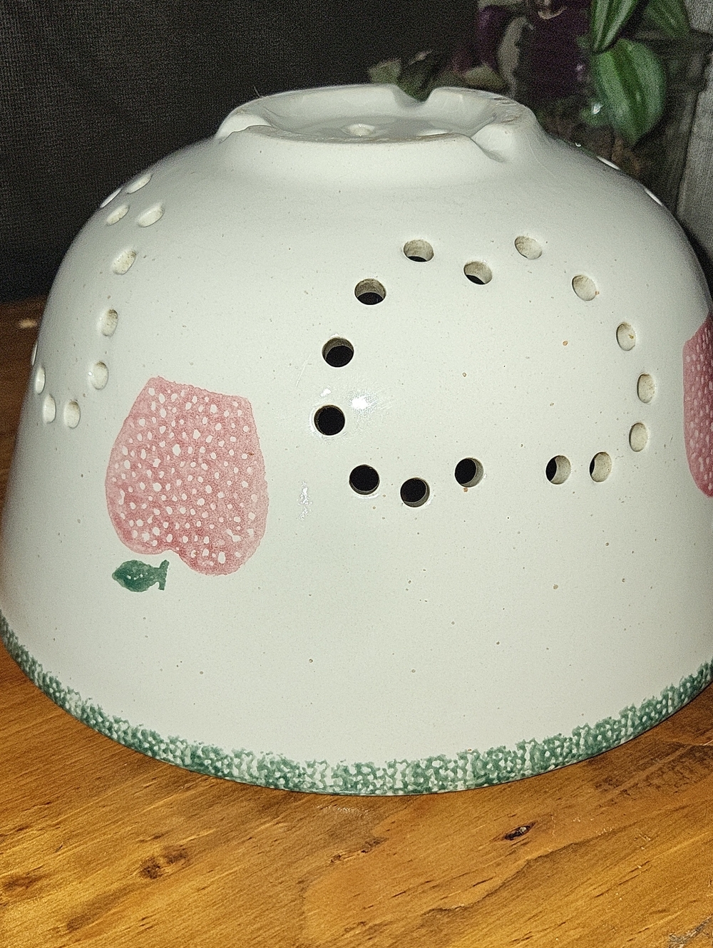 Hand-Painted Ceramic Stomeware Sponge Waee Apple Heart- White with Pink & Green